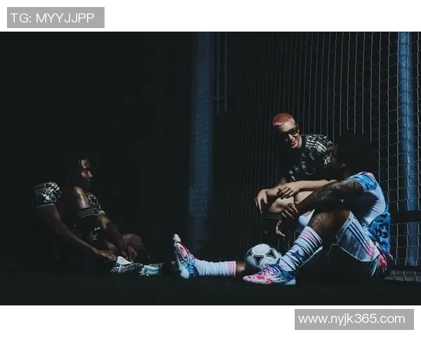 球星外套与足球文化碰撞时尚潮流 新运动装备引领潮流风向